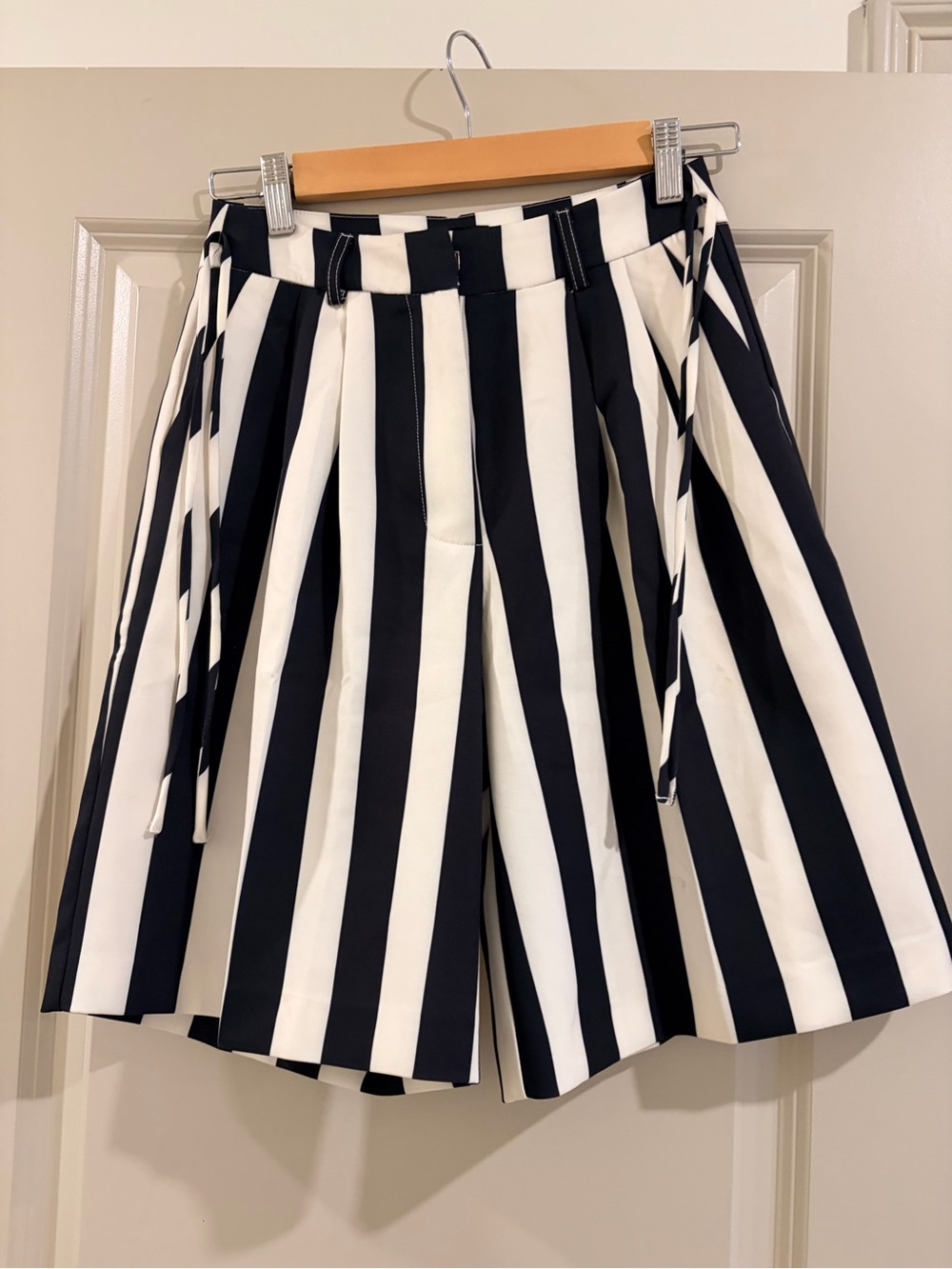 High-Waist Black and White Striped Women’s Shorts Nasty Gal